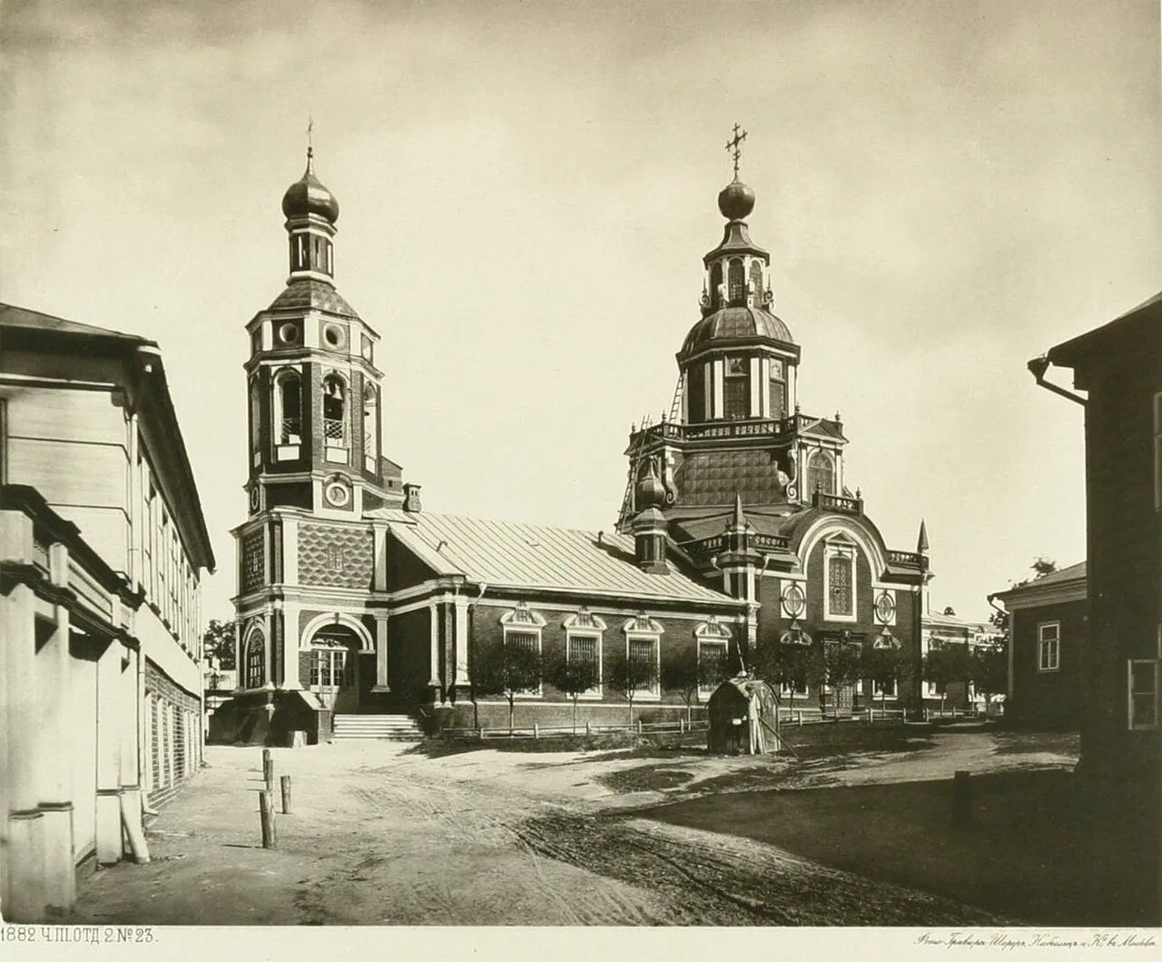 Церковь Иоанна Воина на Якиманке на фотографии 1882 года, вокруг деревянные и низкие каменные дома