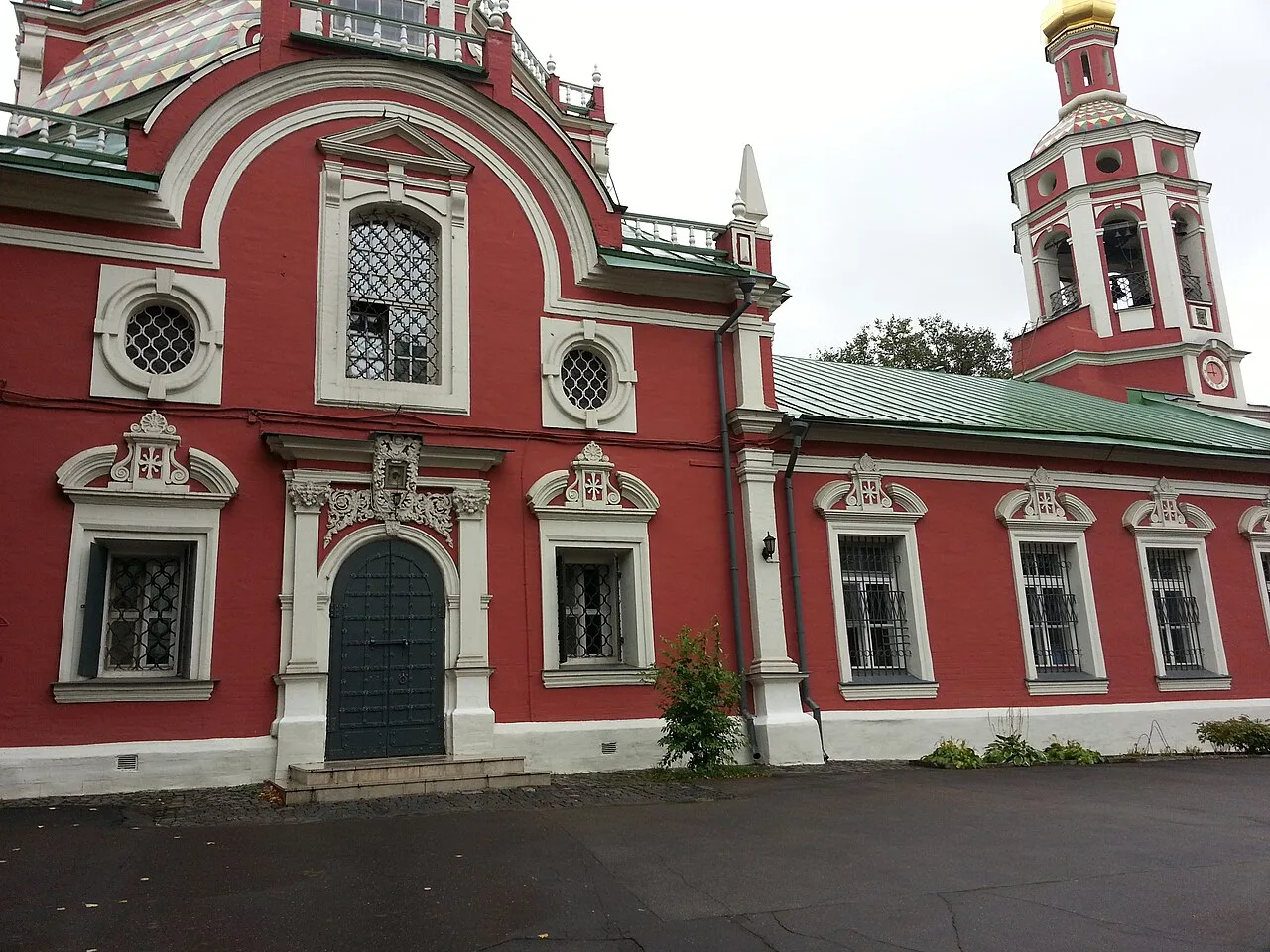 Церковь Иоанна Воина на Якиманке: красные стены с белым декором, колокольня с часами
